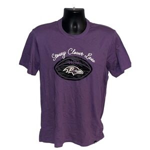 Stoney Clover Lane Baltimore Ravens Purple Football Graphic Tee Mens L‎ NWT